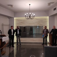Búcsúztatóterem a krematóriumra tekintő belső ablakkal