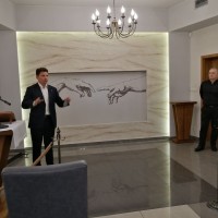 Mr. Marek Cichewicz mutatja be búcsúztatótermüket